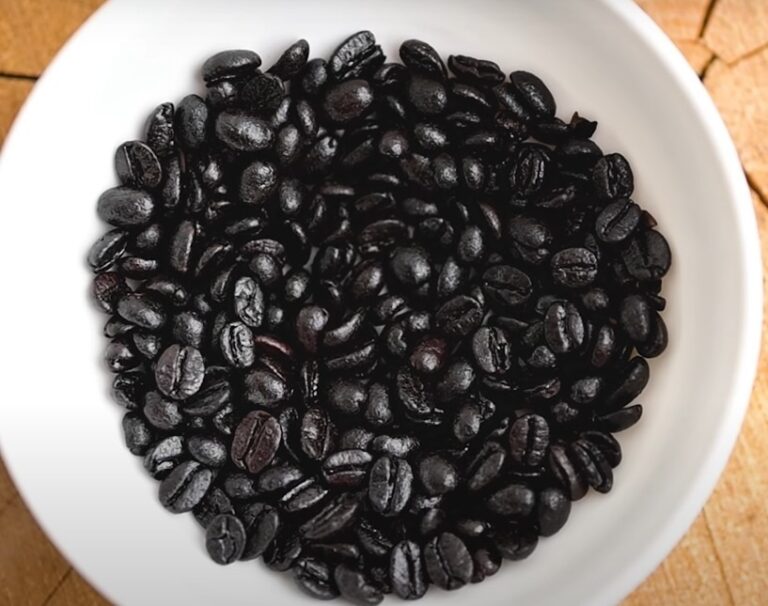 granos de café torrado muy oscuros