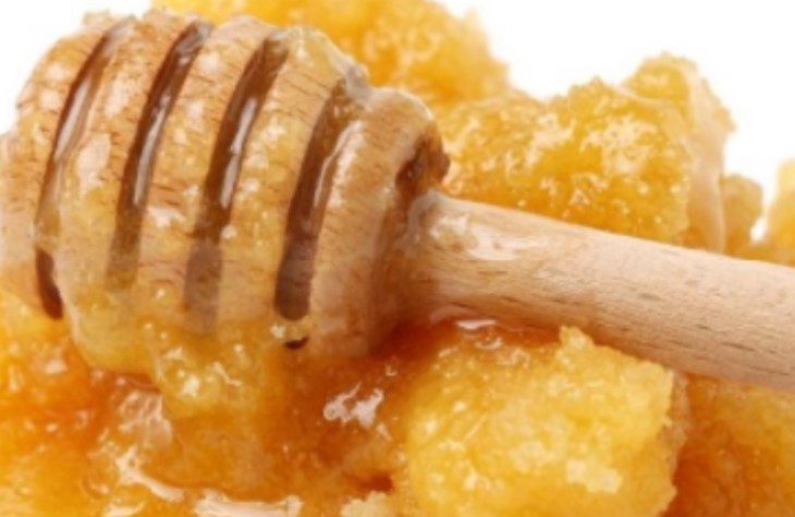 cucharita con miel cristalizada